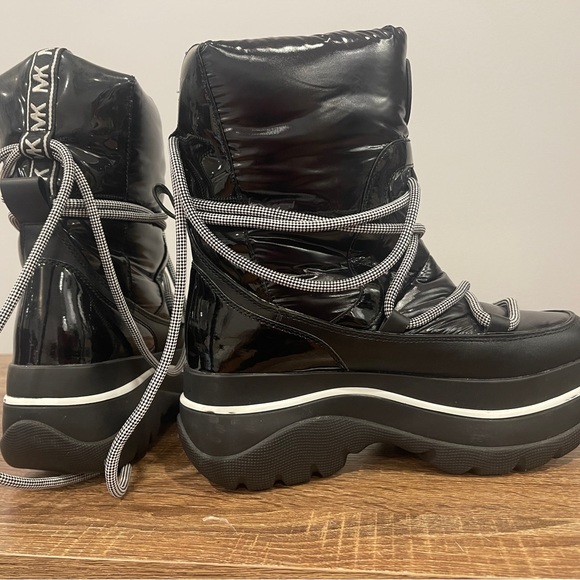 Micheal kors boots - Picture 3 of 4